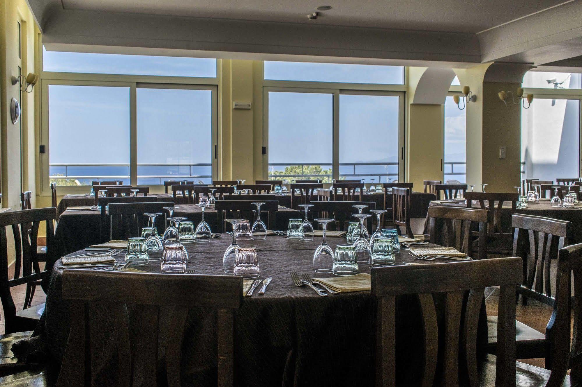 Hotel Baia Палинуро Экстерьер фото