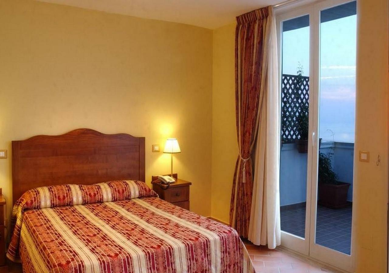 Hotel Baia Палинуро Экстерьер фото